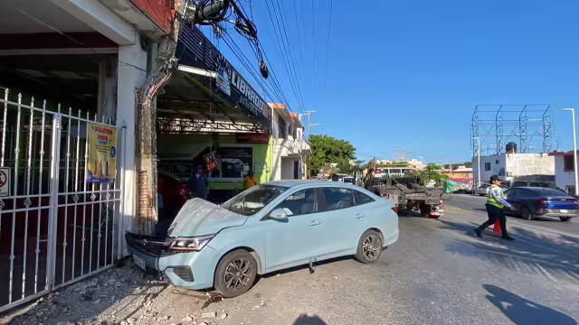 Paramédicos atienden a mujer tras fuerte accidente en avenida Central