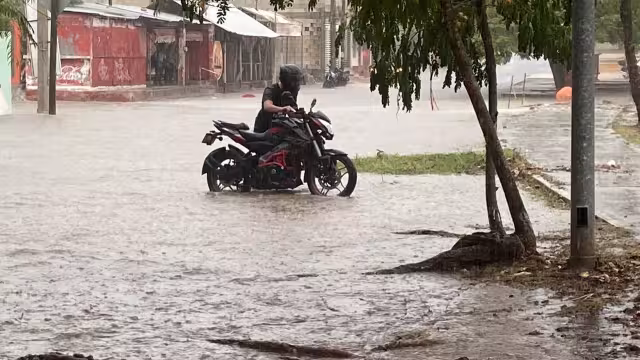 Conductores y motociclistas enfrentaron complicaciones por calles inundadas.