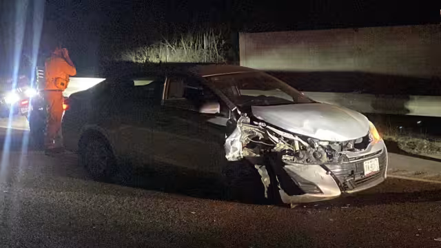 Conductor presuntamente ebrio pierde el control y destroza su auto en el periférico Pablo García.