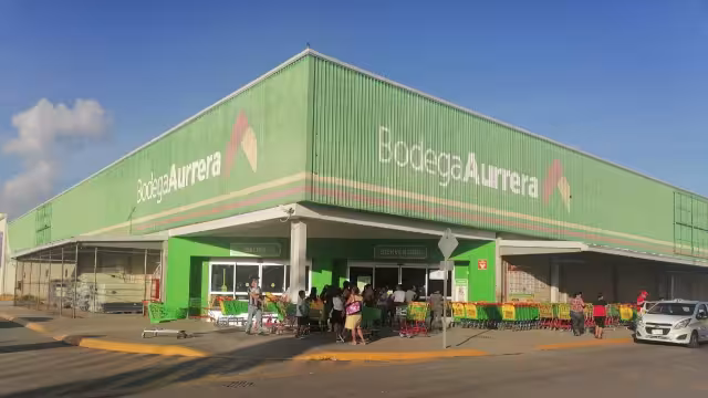 Bodega Aurrerá sobre la avenida Erick Paolo Martínez con Constituyentes del 74.