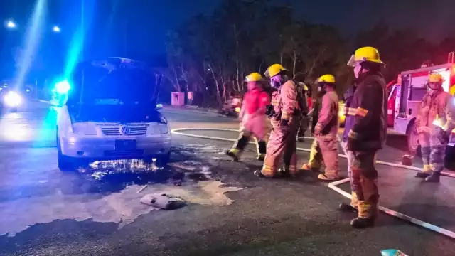 Solamente la parte delantera del auto fue consumida por el fuego en Cozumel