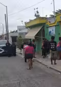 Residentes la encontraron inconsciente en el suelo y dieron aviso a emergencias.