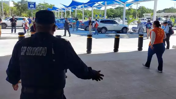 Al lugar llegaron elementos de los Bomberos y de Protección Civil para las revisiones pertinentes Al lugar llegaron elementos de los Bomberos y de Protección Civil para las revisiones pertinentes