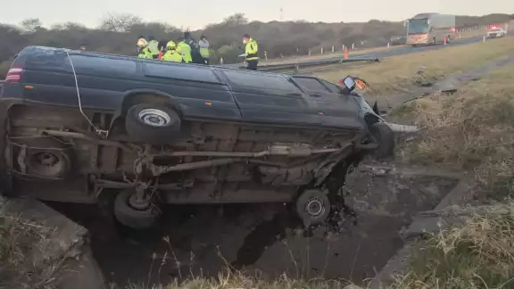 El accidente se registró en el kilometro 35 de la autopista Aguascalientes-Lagos de Moreno. Foto: Protección Civil El accidente se registró en el kilometro 35 de la autopista Aguascalientes-Lagos de Moreno. Foto: Protección Civil