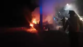 Taxi se incendia en Avenida Colosio de Playa del Carmen
