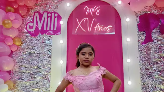 Mili logra realizar una de sus mayores ilusiones al festejar sus XV años en compañía de familia y amigos