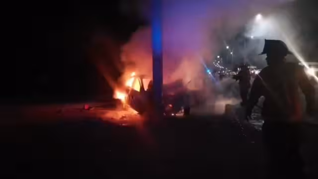 La unidad se incendió luego de que una camioneta la golpeara, para terminar impactada en un señalamiento.