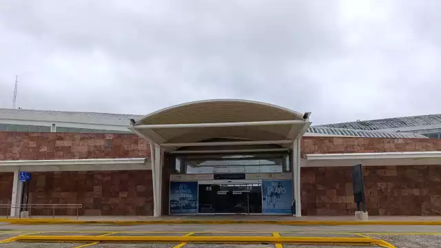 Autoridades federales y la aerolínea reprogramaron la salida para el día siguiente.