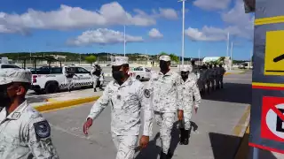En una sola fila ingresaron poco a poco hacia las oficinas del aeropuerto de Campeche