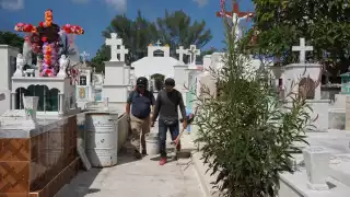 Las autoridades exhortaron a los negocios a mantener las medidas de sanidad en esas fechas para evitar brotes de COVID-19 Foto: Lucio Blanco