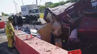 El chofer perdió el control de la unidad ante el exceso de peso que cargaba