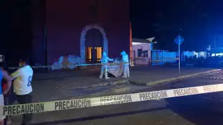 El cuerpo del hombre fue cubierto con una sábana mientras llegaban las autoridades correspondientes