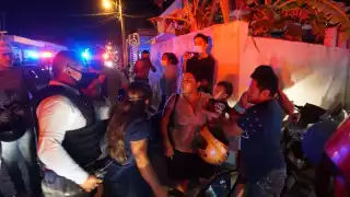 De inmediato se hizo un grupo de personas que defendían al repartidor golpeado