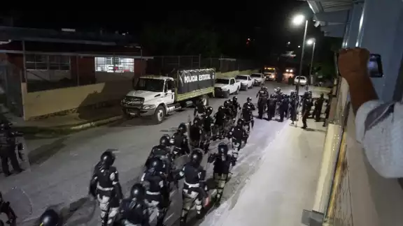 Un convoy con elementos estatales y tres camionetas ministeriales llegaron primero a ese punto para blindar ese lugar Un convoy con elementos estatales y tres camionetas ministeriales llegaron primero a ese punto para blindar ese lugar