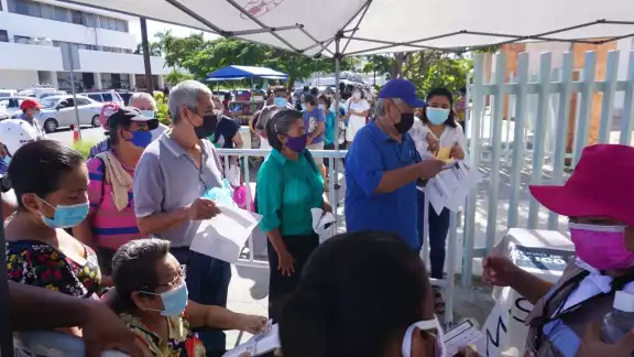 Los adultos mayores beneficiarios del programa asistieron por su tarjeta Los adultos mayores beneficiarios del programa asistieron por su tarjeta
