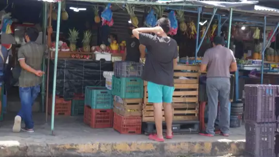 Personas que se quedaron sin empleo por la pandemia se dedican al ambulantaje Personas que se quedaron sin empleo por la pandemia se dedican al ambulantaje