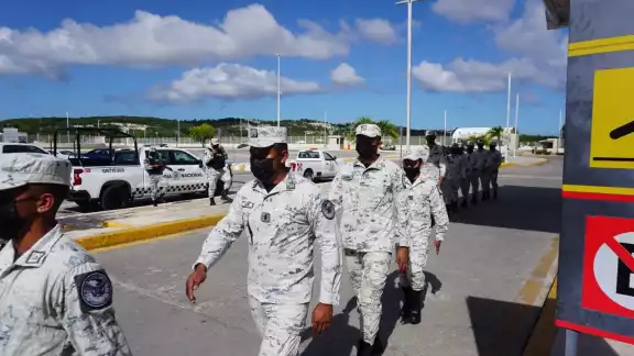 En una sola fila ingresaron poco a poco hacia las oficinas del aeropuerto de Campeche En una sola fila ingresaron poco a poco hacia las oficinas del aeropuerto de Campeche