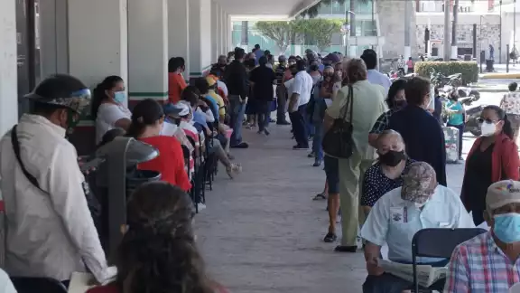 Los adultos mayores se dieron cita para realizar el cobro de sus pensiones Los adultos mayores se dieron cita para realizar el cobro de sus pensiones