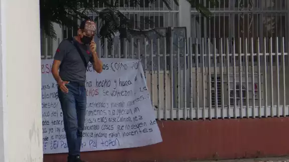 En la ciudad capital se instalaron en la reja de la primaria “Héctor Pérez Martínez” que se ubica en la calle 14 del barrio de San Francisco En la ciudad capital se instalaron en la reja de la primaria “Héctor Pérez Martínez” que se ubica en la calle 14 del barrio de San Francisco