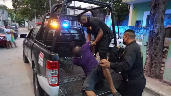 Los agentes policiacos de Campeche lo trasladaron a las instalaciones de Seguridad Pública en la ciudad Los agentes policiacos de Campeche lo trasladaron a las instalaciones de Seguridad Pública en la ciudad