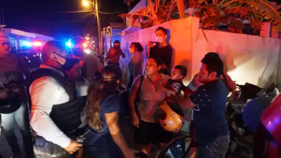 De inmediato se hizo un grupo de personas que defendían al repartidor golpeado De inmediato se hizo un grupo de personas que defendían al repartidor golpeado