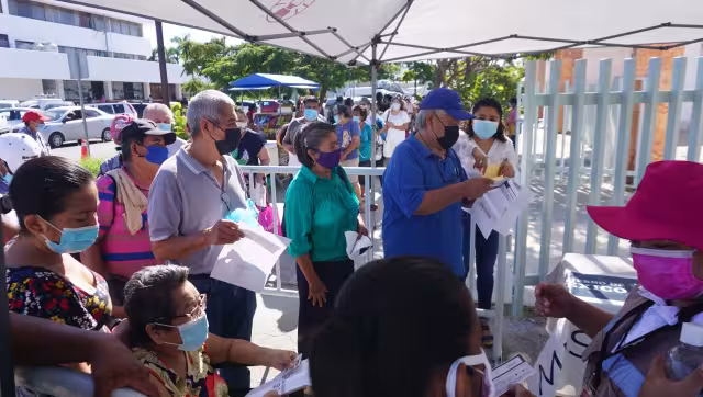 Los adultos mayores beneficiarios del programa asistieron por su tarjeta