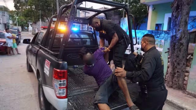 Los agentes policiacos de Campeche lo trasladaron a las instalaciones de Seguridad Pública en la ciudad