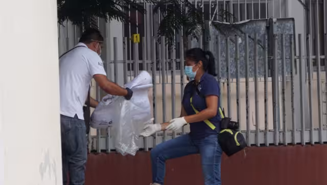 Otra manta fue colgada en el paradero de Chedraui turquesa