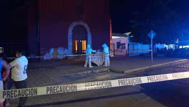 El cuerpo del hombre fue cubierto con una sábana mientras llegaban las autoridades correspondientes