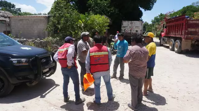 Los vecinos salieron a la calle para ver que estaba sucediendo, por lo que al ver al chofer del volquete, enseguida lo confrontaron