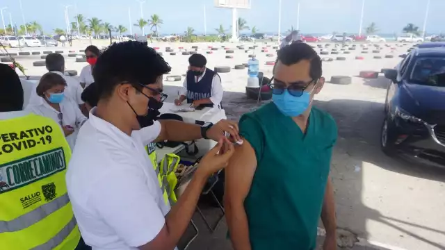 Los treintañeros esperaron tres meses para recibir la segunda dosis