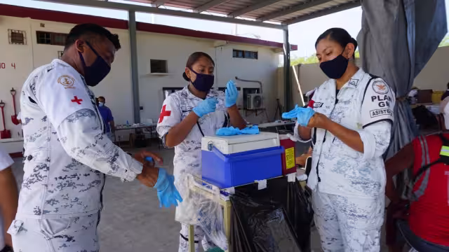 Se recuerda acudir el día y hora correspondiente según su mes de nacimiento y llevar el comprobantede su primera vacuna aplicada