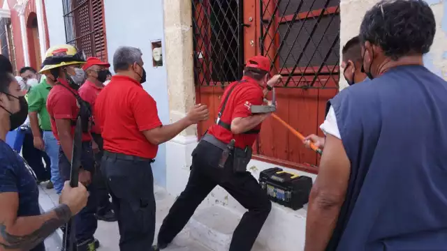 Bomberos intentaron abrir los cerrojos con barretas pero no lo lograron por o que requirieron usar la "quijada de la vida"