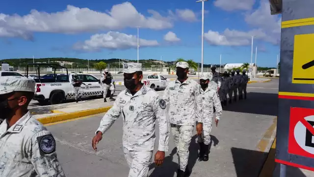 En una sola fila ingresaron poco a poco hacia las oficinas del aeropuerto de Campeche