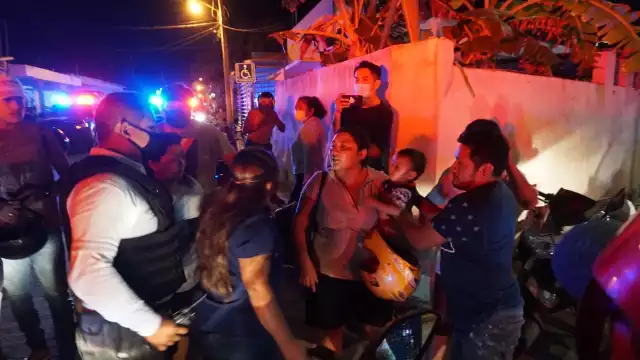 De inmediato se hizo un grupo de personas que defendían al repartidor golpeado