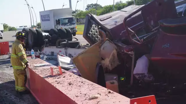 El chofer perdió el control de la unidad ante el exceso de peso que cargaba