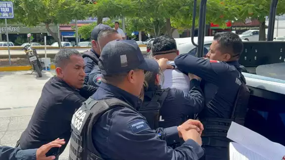 Policía Municipal arresta a un gerente de banco en Cancún