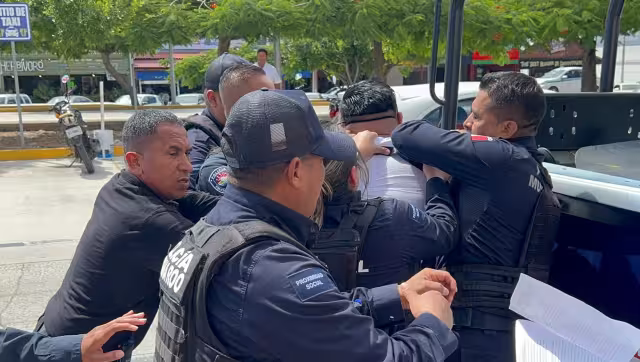 Policía Municipal arresta a un gerente de banco en Cancún