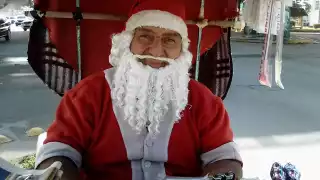 Héctor Galaz adaptó su silla de ruedas para vender dulces, y en época navideña disfruta disfrazarse de 'Santa Claus'