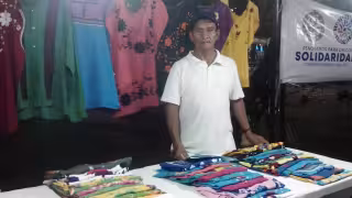 El artesano dice que necesita conseguir 23,500 pesos para la operación de su esposa