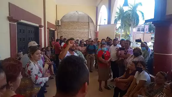 Un grupo de manifestantes se quejaron en el Ayuntamiento de Escarcega contra el alcalde