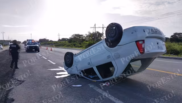 La unidad quedó volcada tras atropellar al caballo
