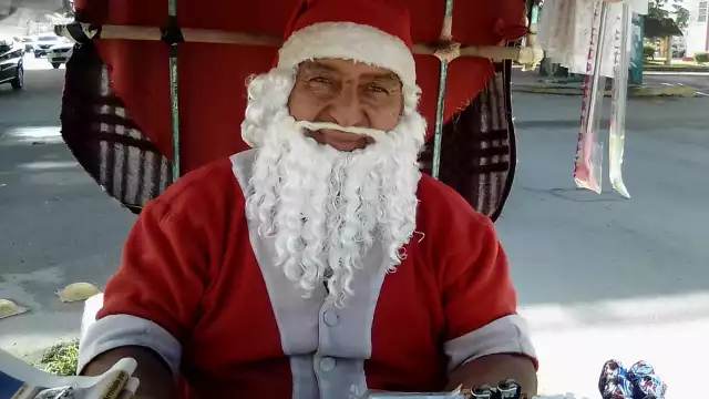 Héctor Galaz adaptó su silla de ruedas para vender dulces, y en época navideña disfruta disfrazarse de 'Santa Claus'