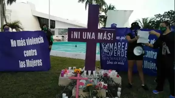 Una parte del "antimonumento" fue desprendido de su base, lo que generó malestar entre las integrantes de los colectivos