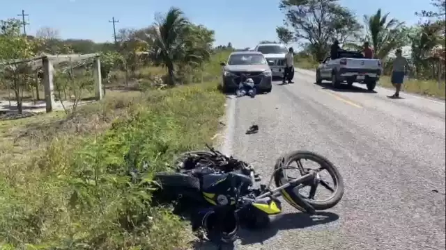 El conductor quedó lesionado a media carretera, donde fue auxiliado