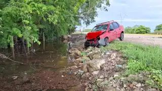 Chofer se dormita y cae a un barranco en la carretera Hecelchakán 