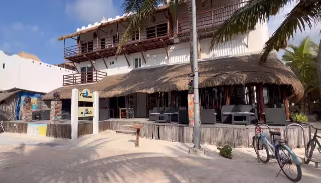 Los propietarios de los centros de hospedaje han tenido que crear un grupo de mensajería instantánea para alertarse de los números desde donde los amenazan