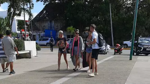 Los turistas desoyen las indicaciones de las autoridades