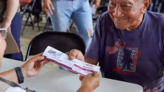 Bienestar inicia entrega de tarjetas vencidas de la Pensión para Adultos Mayores en Yucatán