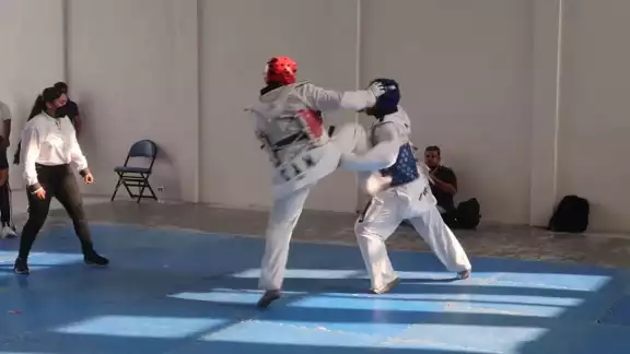 El estudiante Israel Martínez, de Administración y finanzas, practica la disciplina de taekwondo El estudiante Israel Martínez, de Administración y finanzas, practica la disciplina de taekwondo